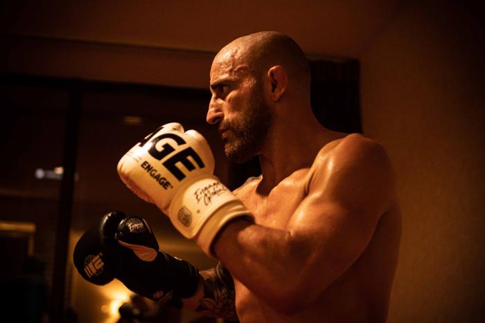 Alexander Volkanovski training at the athlete hotel for UFC 273