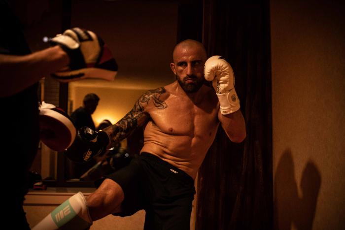 Alexander Volkanovski training at the athlete hotel for UFC 273