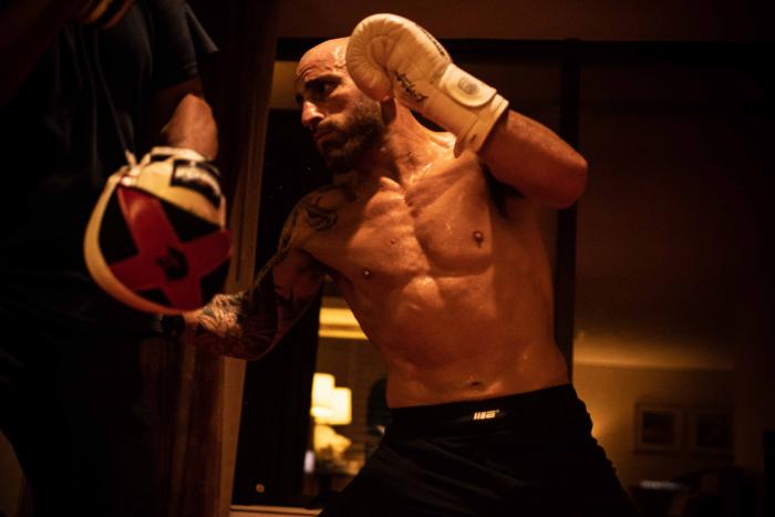 Alexander Volkanovski training at the athlete hotel for UFC 273