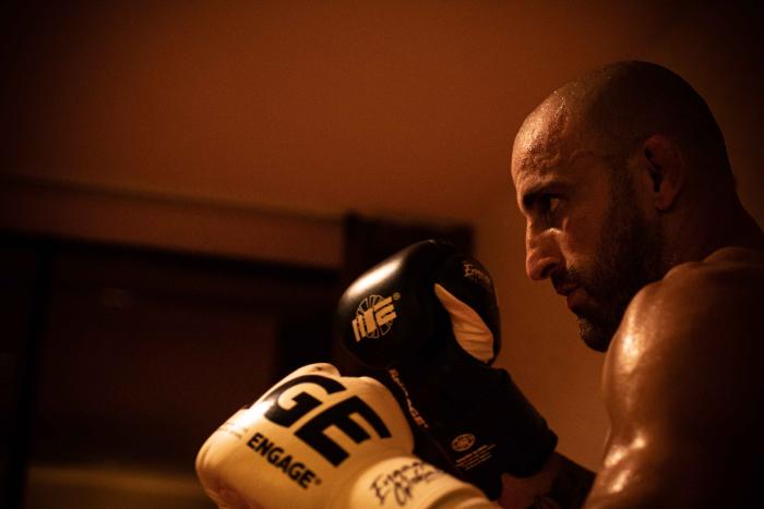 Alexander Volkanovski training at the athlete hotel for UFC 273