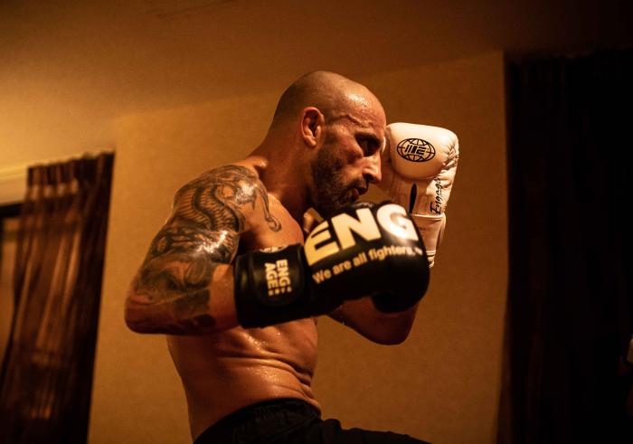 Alexander Volkanovski training at the athlete hotel for UFC 273