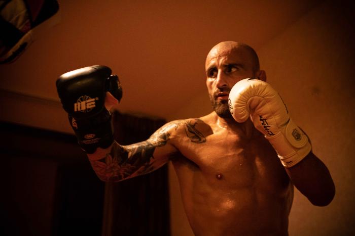Alexander Volkanovski training at the athlete hotel for UFC 273