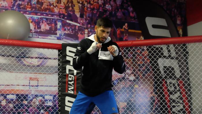 LAS VEGAS.- 5/7/2017 FUFC Feather weight Yair Rodriguez training at the Green Valley UFC Gym in Las Vegas for his fight at UFC 211. (Photo credit: Juan Cardenas)