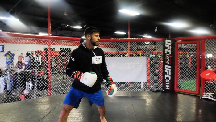 LAS VEGAS.- 5/7/2017 FUFC Feather weight Yair Rodriguez training at the Green Valley UFC Gym in Las Vegas for his fight at UFC 211. (Photo credit: Juan Cardenas)