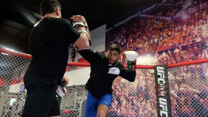 LAS VEGAS.- 5/7/2017 FUFC Feather weight Yair Rodriguez training at the Green Valley UFC Gym in Las Vegas for his fight at UFC 211. (Photo credit: Juan Cardenas)