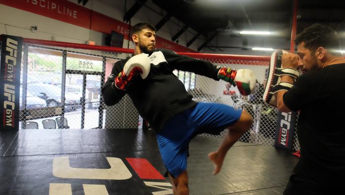 LAS VEGAS.- 5/7/2017 FUFC Feather weight Yair Rodriguez training at the Green Valley UFC Gym in Las Vegas for his fight at UFC 211. (Photo credit: Juan Cardenas)