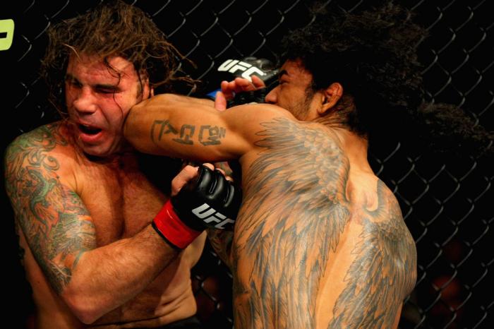 Benson Henderson, ex-campeão leve do WEC e UFC, com uma das mais bem elaboradas asas nas costas.