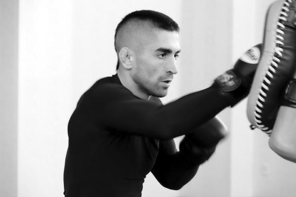 Ricardo Lamas practica condición y striking en un entrenamiento nocturno días previos a su pelea estelar contra Chad Mendes en Fairfax.