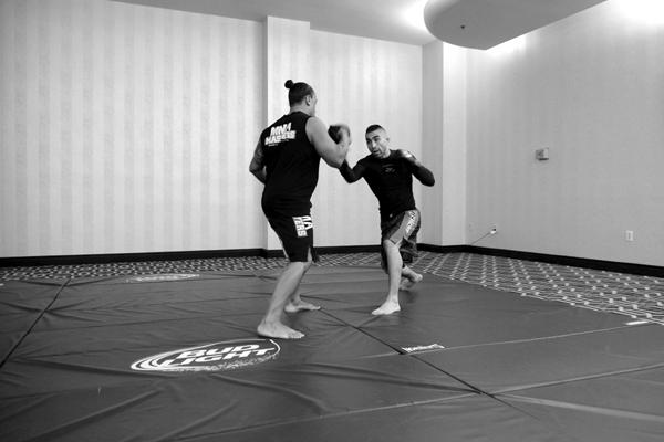 Ricardo Lamas tiene un récord de 6-1 en UFC y 15-3-0 como profesional en toda su carrera.
