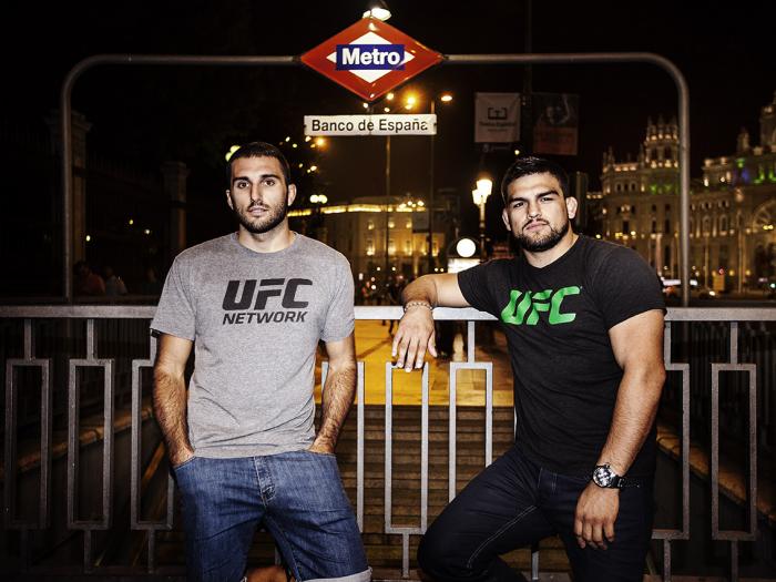 El peso welter español Enrique Marín posa junto a su entrenador Kelvin Gastelum afuera del metro en Madrid, España.