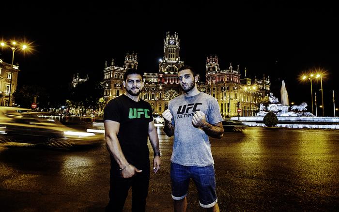 Kelvin y Enrique posan frente a la fuente de las Cibeles y el Palacio Buenavista, uno de los muchos símbolos emblemáticos de la capital española.