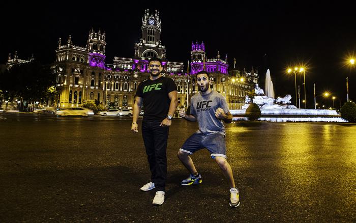 El humor de Enrique de inmediato encontró cabida en el ánimo latino y en su entrenador Kelvin, con quien hizo buena amistad.
