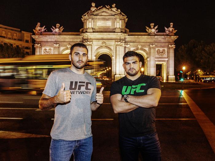 Frente a la Puerta de Alcalá, otros de los lugares icónicos de Madrid, una de las puertas reales por donde se entraba a la ciudad proveniente de Francia o Cataluña.