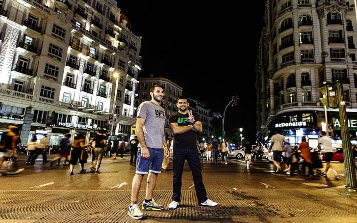 Enrique llevó a Kelvin a caminar por La Gran Vía, una de las principales calles de Madrid, destino obligatorio para quien visita como turista esta ciudad.