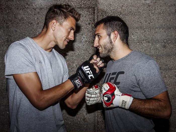 Vicente y Enrique intercambiaron guantes, de UFC y de portero para esta foto del recuerdo.