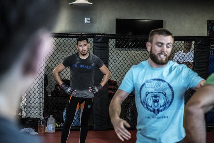 Las Vegas 5/1/18 - El peleador mexicano Martin Bravo y ganador de TUF Latinoamérica escucha las indicaciones de Tim Elliott en el UFC Performance Institute de las Vegas preparándose para su siguiente pelea en TUF Finale el 6 de Julio. (Crédito: Juan Carde