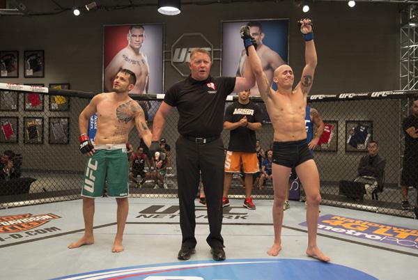 Marlon Vera levanta las manos en símbolo de victoria tras dar el primer triunfo al Team Werdum