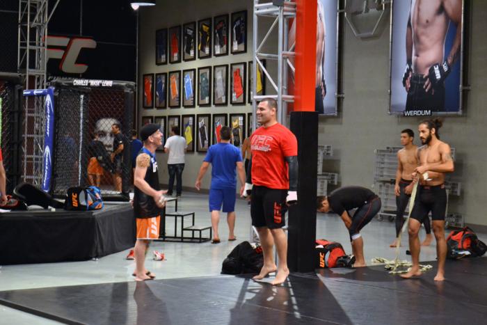 Victor Dávila del Team Werdum platica con Cain antes de salir y dejar el espacio al Team Velasquez