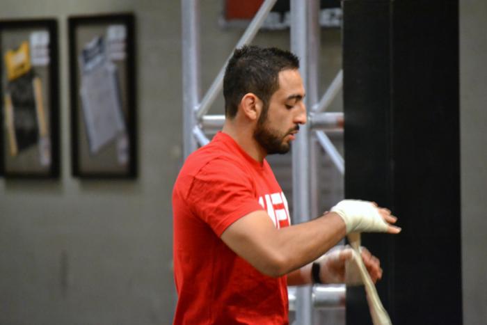 Rodolfo Rubio poniéndose vendas para hacer un poco de boxeo