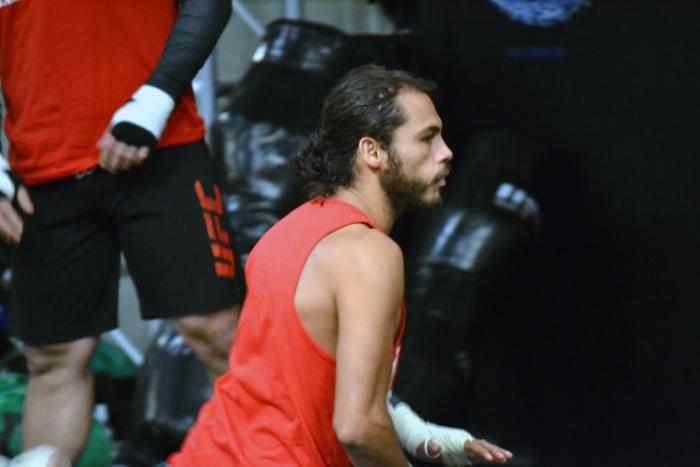 Marco Beltrán estirándose, parte importante antes de todo entrenamiento