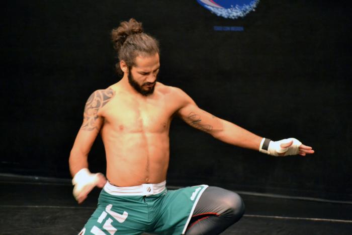 Masio Fullen, también tomándose en serio los estiramientos previos