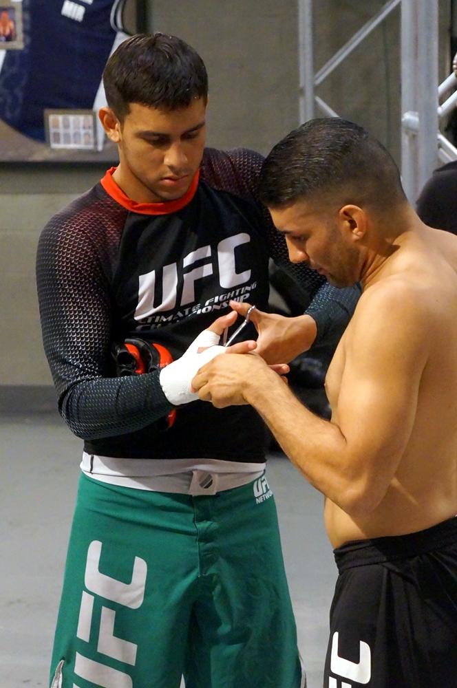 Luego del sparring, Yair Rodriguez no necesita ya su vendaje