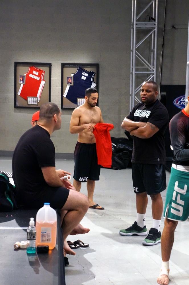 Daniel Cormier platica con su amigo y compañero Cain Velásquez durante el entrenamiento