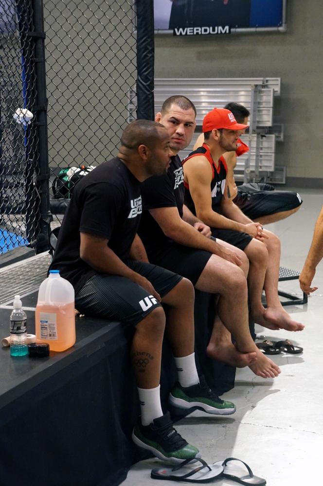 El Team Velasquez se toma un ligero descanso junto al Octágono de TUF durante el entrenamiento, para luego seguir