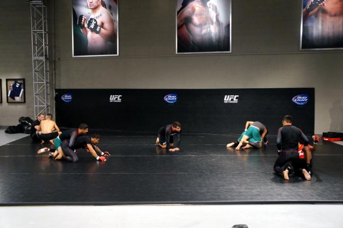 El entrenador Leandro Vieira (al centro) de jiu jitsu es quien dio su cinturón negro a Cain Velasquez