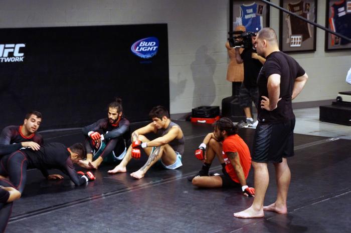 Cain Velasquez observa también atento la práctica de Jiu Jitsu con el coach Leandro