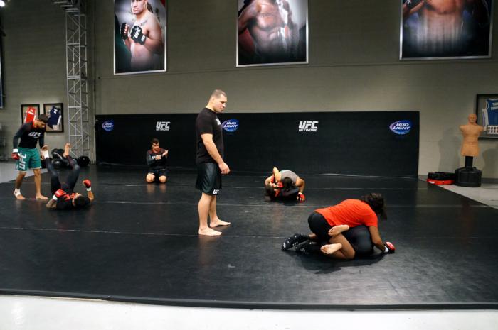 Cain Velasquez supervisa y platica con los chicos del Team Velasquez mientras practican Jiu Jitsu