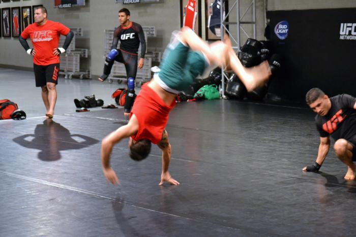 Henry Briones en pleno aire dando un salto mortal