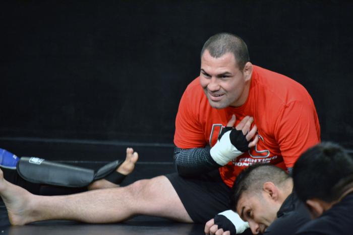 Cain Velasquez disfrutando el momento con su equipo en el gimansio de TUF