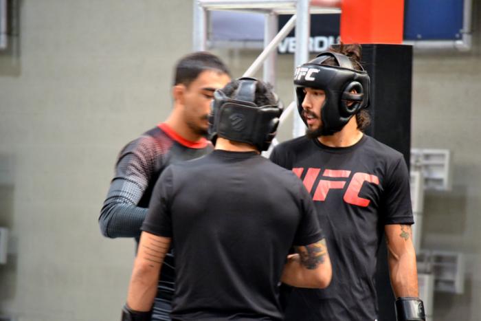 Masio Fullen se prepara para hacer un poco de sparring