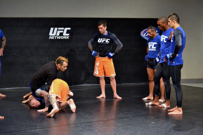 Guido Cannetti, Fredy Serrano, Humberto Brown y Alexander Torres observan atentos a Tony Ferguson y a Víctor Dávila