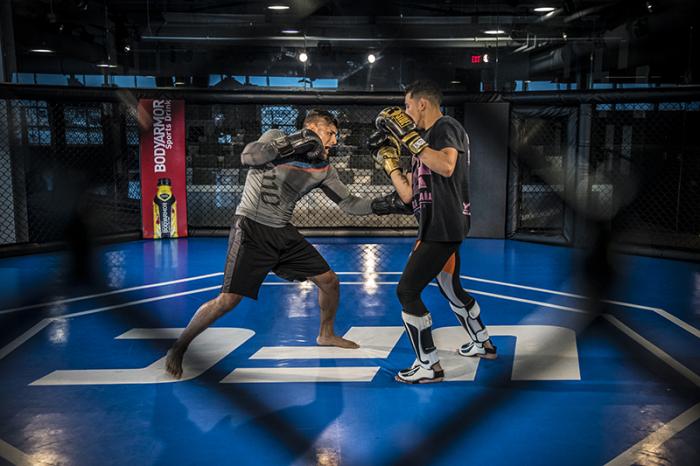 Las Vegas 5/1/18 - El peleador mexicano de UFC Hector Aldana se prepara junto a Martin Bravo en el UFC Performance Institute en las Vegas para su debut en UFC Singapore el 23 de Junio. (Credito: Juan Cardenas)
