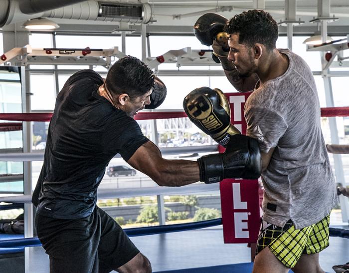Las Vegas 5/1/18 - El peleador mexicano de UFC Hector Aldana se prepara con Martin Bravo en el UFC Performance Institute en las Vegas para su debut en UFC Singapore el 23 de Junio. (Credito: Juan Cardenas)