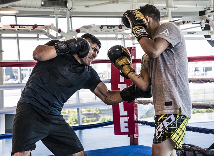 Las Vegas 5/1/18 - El peleador mexicano de UFC Hector Aldana se prepara con Martin Bravo en el UFC Performance Institute en las Vegas para su debut en UFC Singapore el 23 de Junio. (Credito: Juan Cardenas)