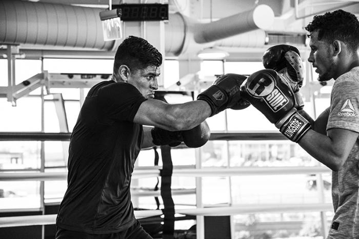 Las Vegas 5/1/18 - El peleador mexicano de UFC Hector Aldana se prepara con Martin Bravo en el UFC Performance Institute en las Vegas para su debut en UFC Singapore el 23 de Junio. (Credito: Juan Cardenas)