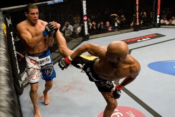 UFC 97 Anderson Silva vs Thales Leites