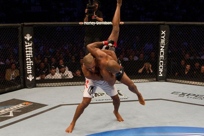 ufc115_04_miranda_vs_loiseau_001