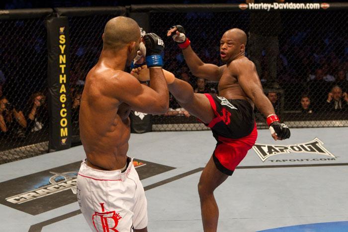 ufc115_04_miranda_vs_loiseau_003