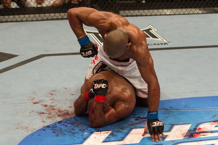 ufc115_04_miranda_vs_loiseau_004