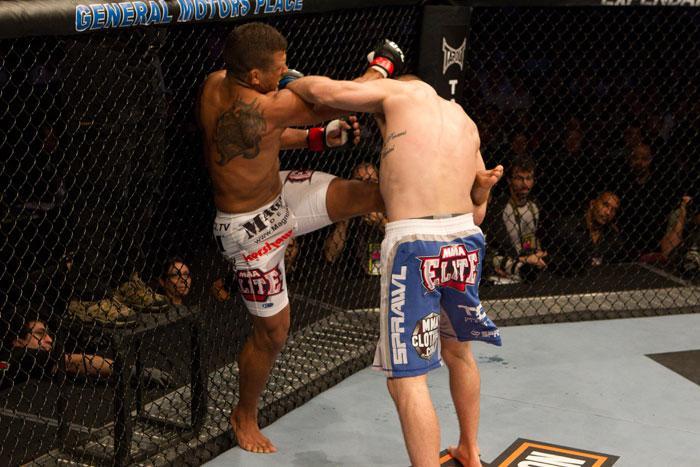 ufc115_06_dunham_vs_griffin_002