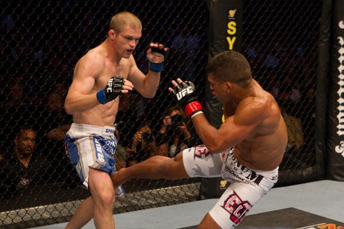 ufc115_06_dunham_vs_griffin_005