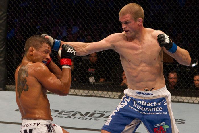 ufc115_06_dunham_vs_griffin_006