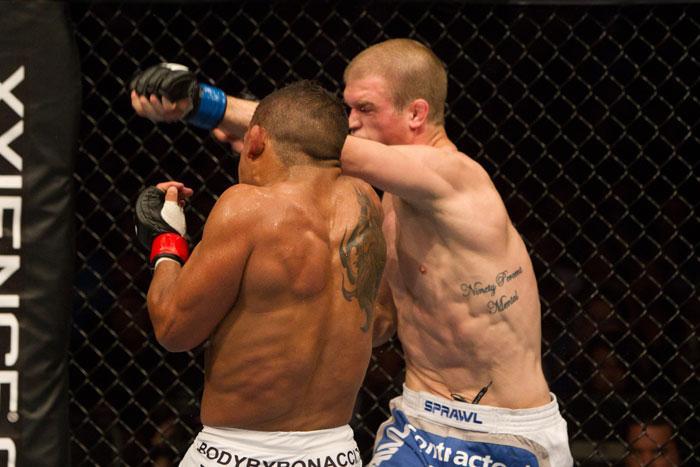 ufc115_06_dunham_vs_griffin_008