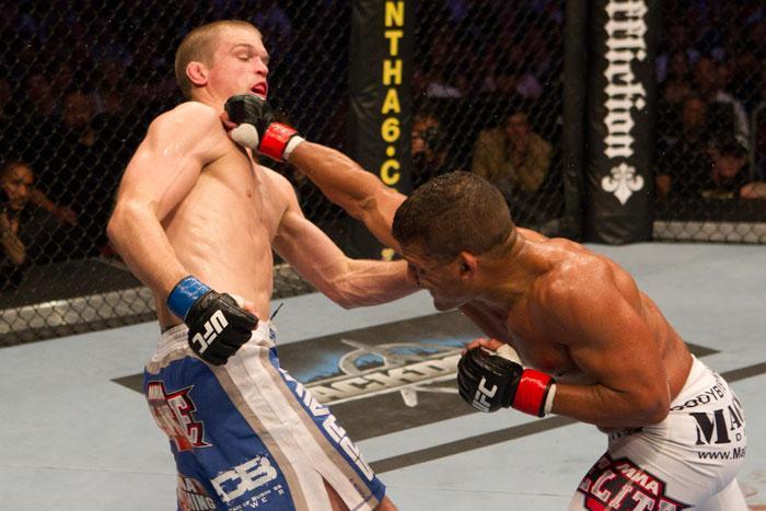 ufc115_06_dunham_vs_griffin_011