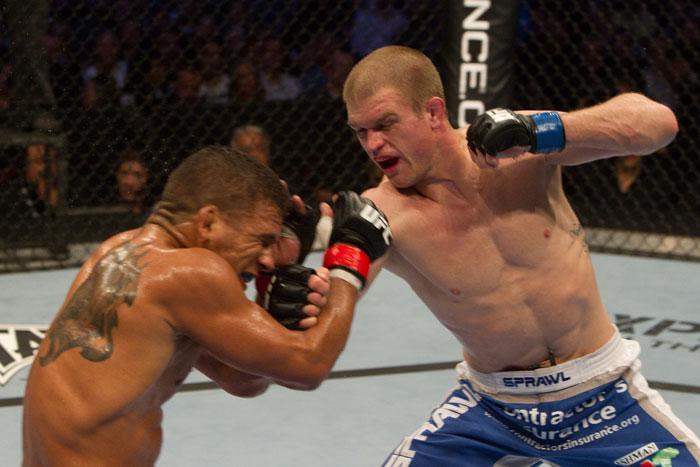 ufc115_06_dunham_vs_griffin_012