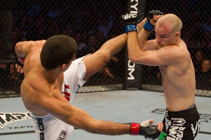 ufc115_09_kampmann_vs_thiago_005